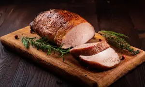 Saftiges Schweinefilet im Ofen, perfekt gebräunt. Die Frage "wie lange" stellt sich hier nicht, denn es ist bereit zum Genuss.