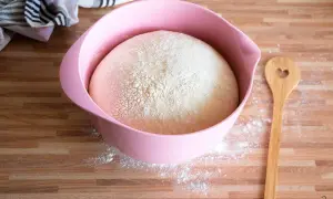 Hefeteig abends vorbereiten und morgens backen: Ein aufgegangener Teig in einer rosa Schüssel, bereit für den nächsten Tag.