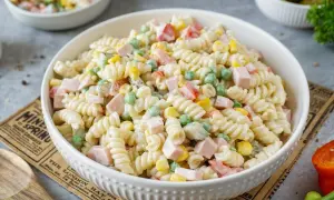 Ein cremiger Nudelsalat mit Schinken, Erbsen und Mais – der beste Pasta Salat mit Mayonnaise für jede Gelegenheit.