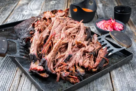 Pulled Pork: zartes, zerzupftes Rindfleisch, das langsam gegart wurde. Dieses pulled pork welches fleisch ist ein Genuss für BBQ-Liebhaber.