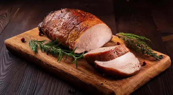 Saftiges Schweinefilet im Ofen, perfekt gebräunt. Die Frage "wie lange" stellt sich hier nicht, denn es ist bereit zum Genuss.