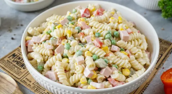 Ein cremiger Nudelsalat mit Schinken, Erbsen und Mais – der beste Pasta Salat mit Mayonnaise für jede Gelegenheit.