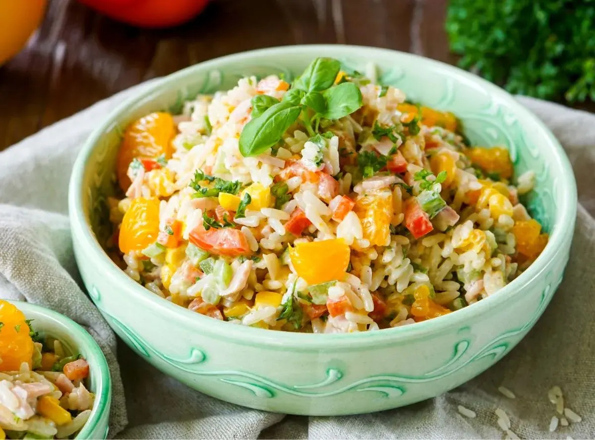 Erfrischender Reissalat mit Orangenstücken, Paprika und Kräutern. Ein leichtes und leckeres Reissalat Rezept für den Sommer.