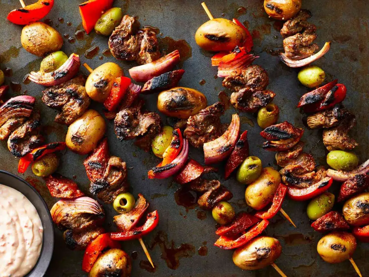Fleischspie&szlig;e mit Kartoffeln, Paprika und Zwiebeln vom Grill. Perfekt f&uuml;r leckere kontaktgrill rezepte.