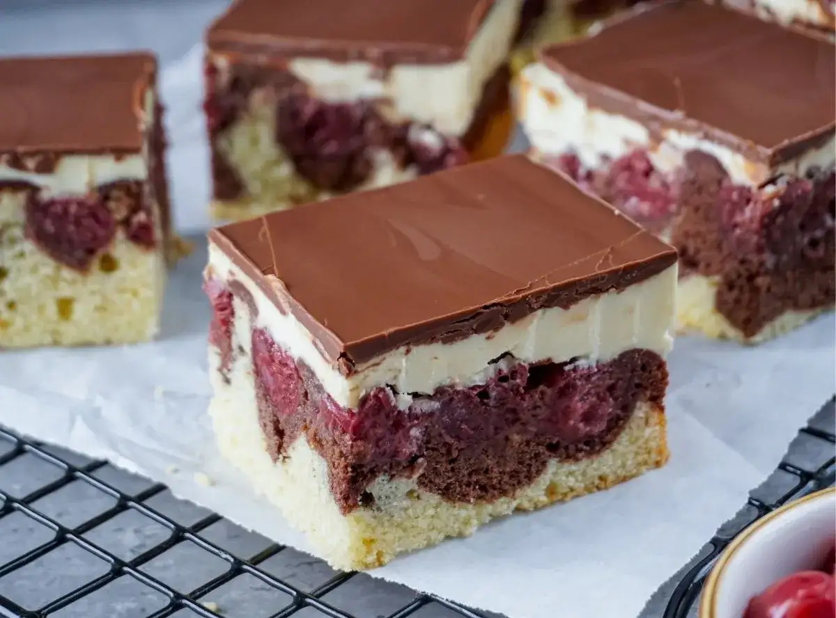 Saftiger Schneewittchenkuchen vom Blech mit Kirschen, Schokoglasur und cremiger Schicht. Ein Genuss f&uuml;r alle Sinne!