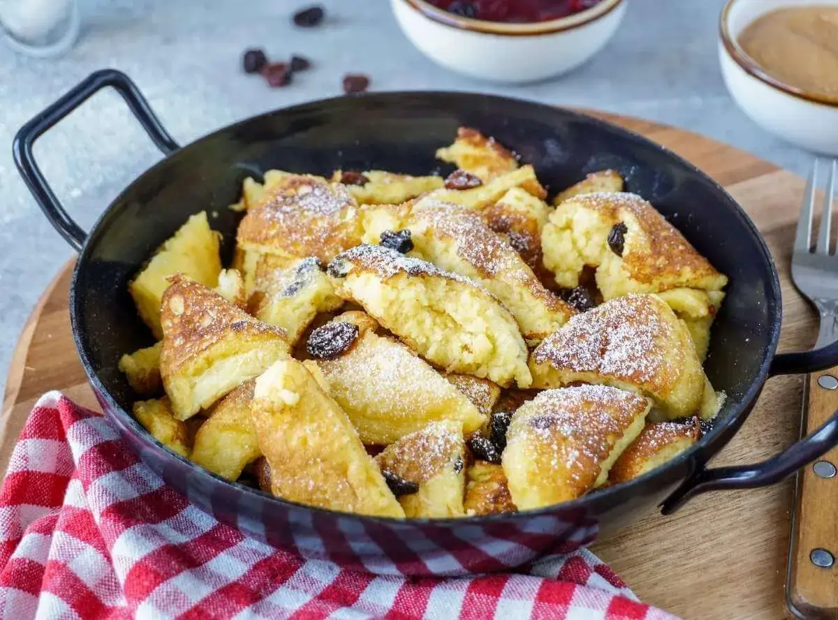 Ein k&ouml;stlicher Kaiserschmarrn, frisch aus der Pfanne, mit Rosinen und Puderzucker best&auml;ubt. Ein tolles Rezept f&uuml;r s&uuml;&szlig;e Momente.