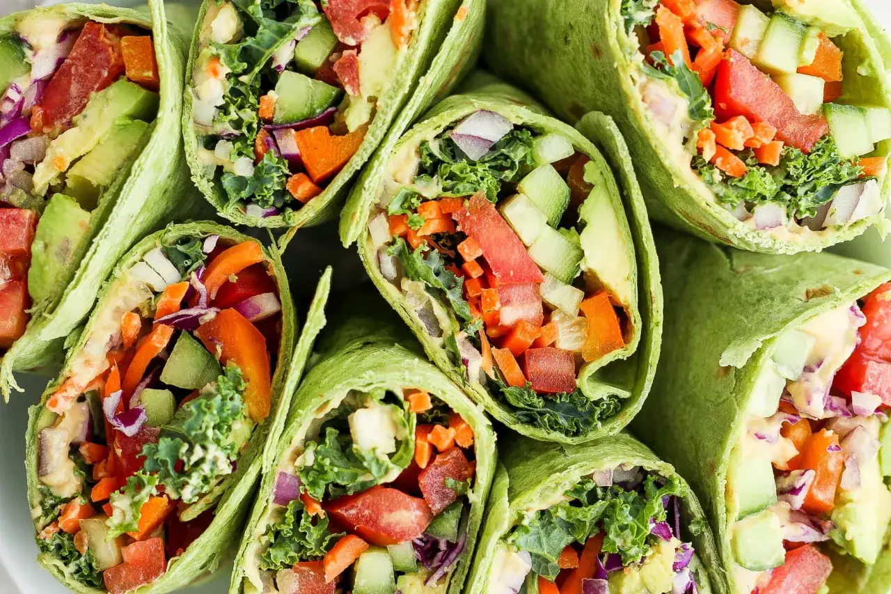 Gr&uuml;ne Wraps vegetarisch gef&uuml;llt mit Avocado, Tomaten, Gurken, Karotten und Rotkohl. Frisch und lecker!