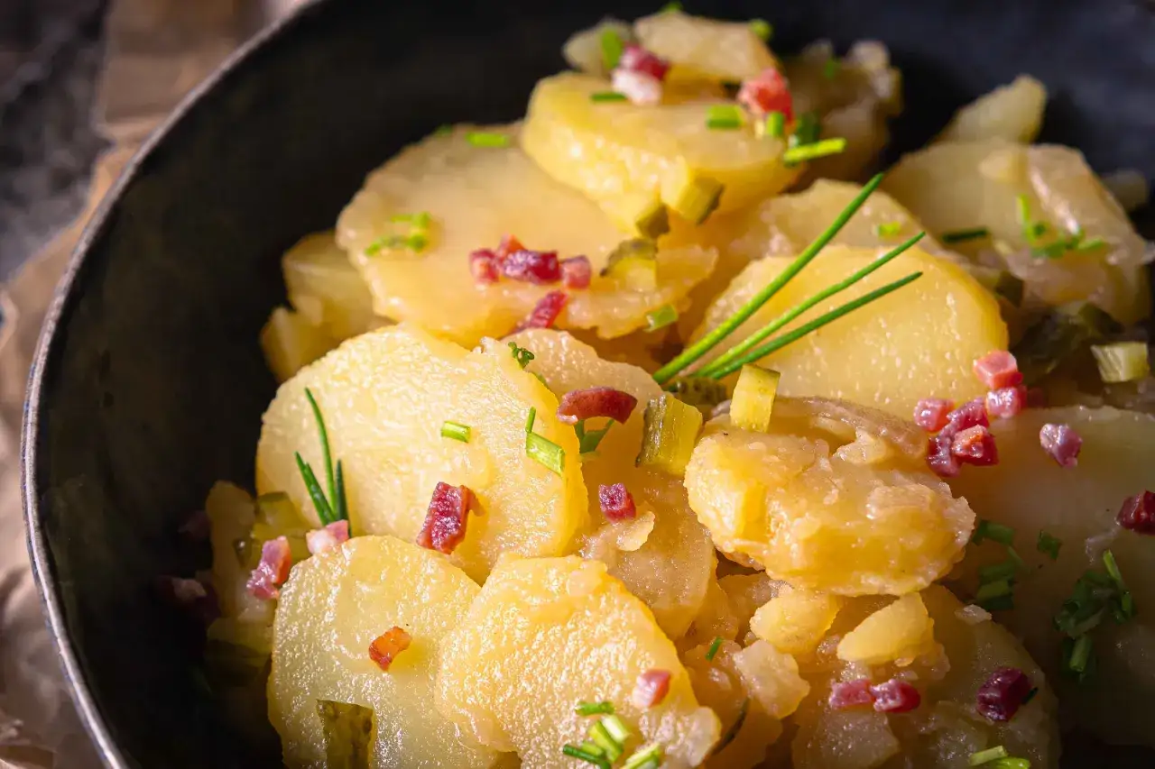 Ein k&ouml;stlicher Kartoffelsalat, perfekt f&uuml;r jedes Grillfest. Dieses Kartoffelsalat Rezept ist einfach und schnell zubereitet.