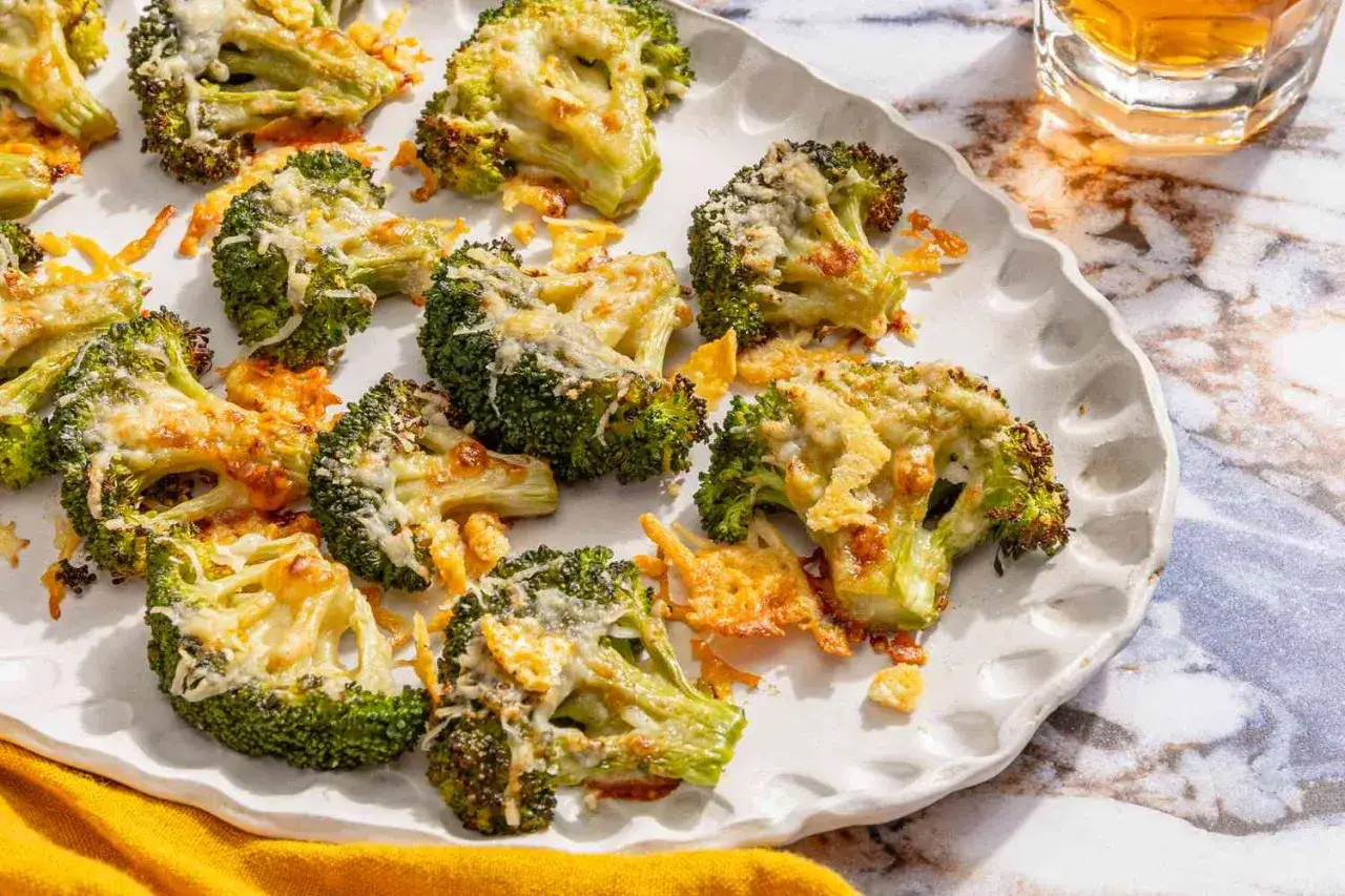 Ger&ouml;steter Brokkoli mit geschmolzenem K&auml;se, perfekt zum Brokkoli kochen und Genie&szlig;en.