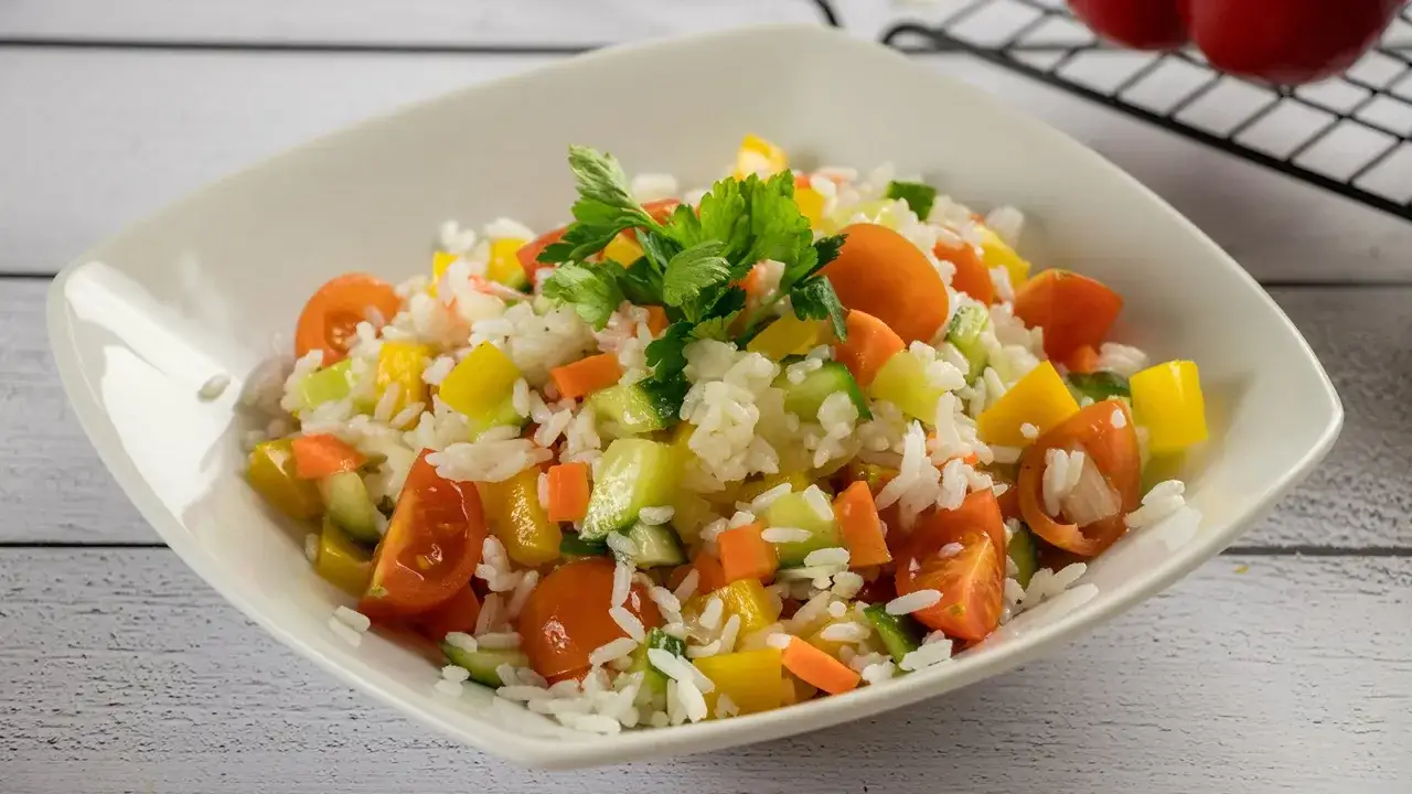 Frischer Reissalat mit Tomaten, Gurken, Paprika und Karotten. Ein leichtes und gesundes Reissalat Rezept f&uuml;r den Sommer.
