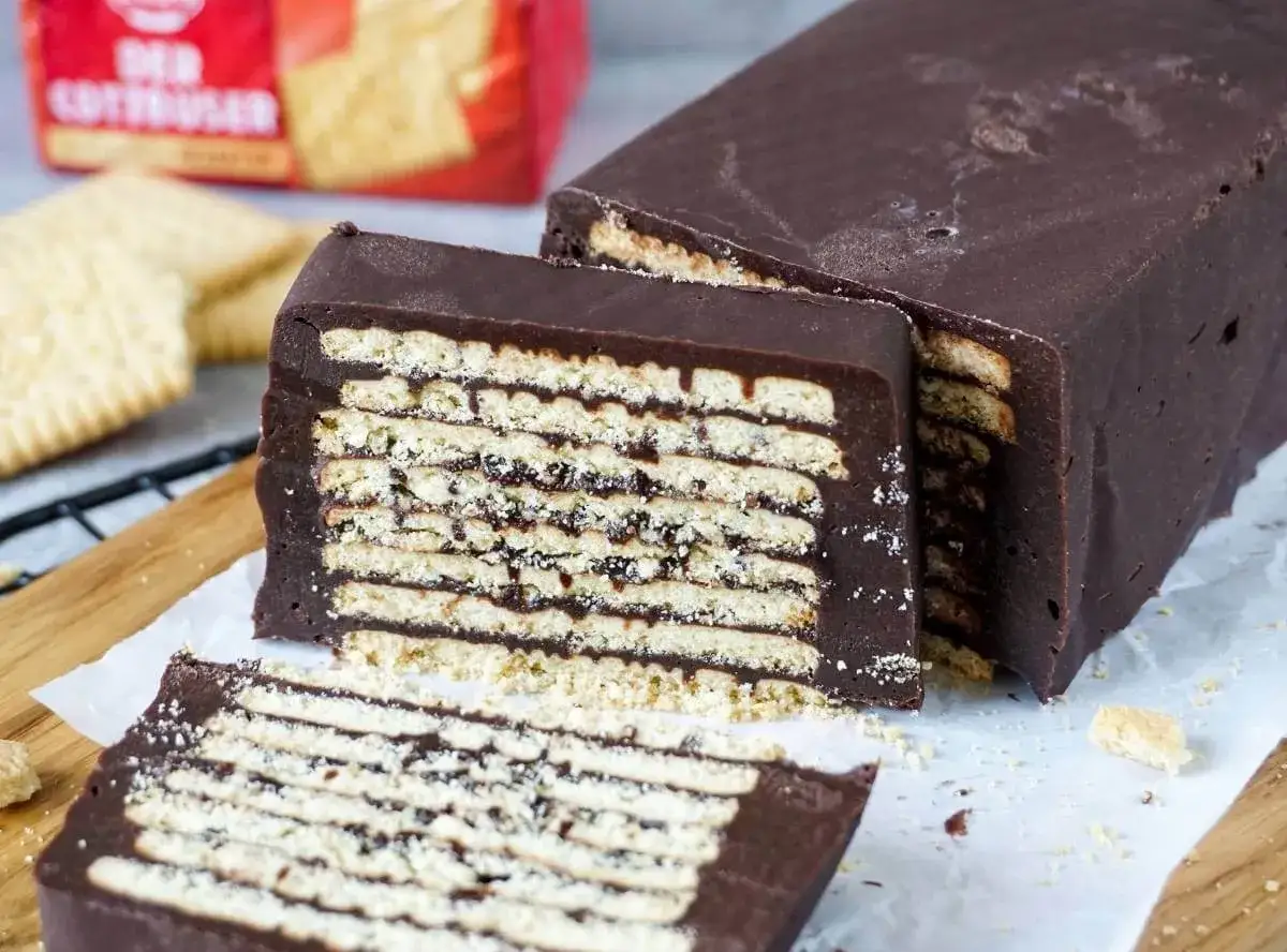 Schokoladenkuchen mit Keksen, ein leckeres rezept kalter hund ohne kokosfett.