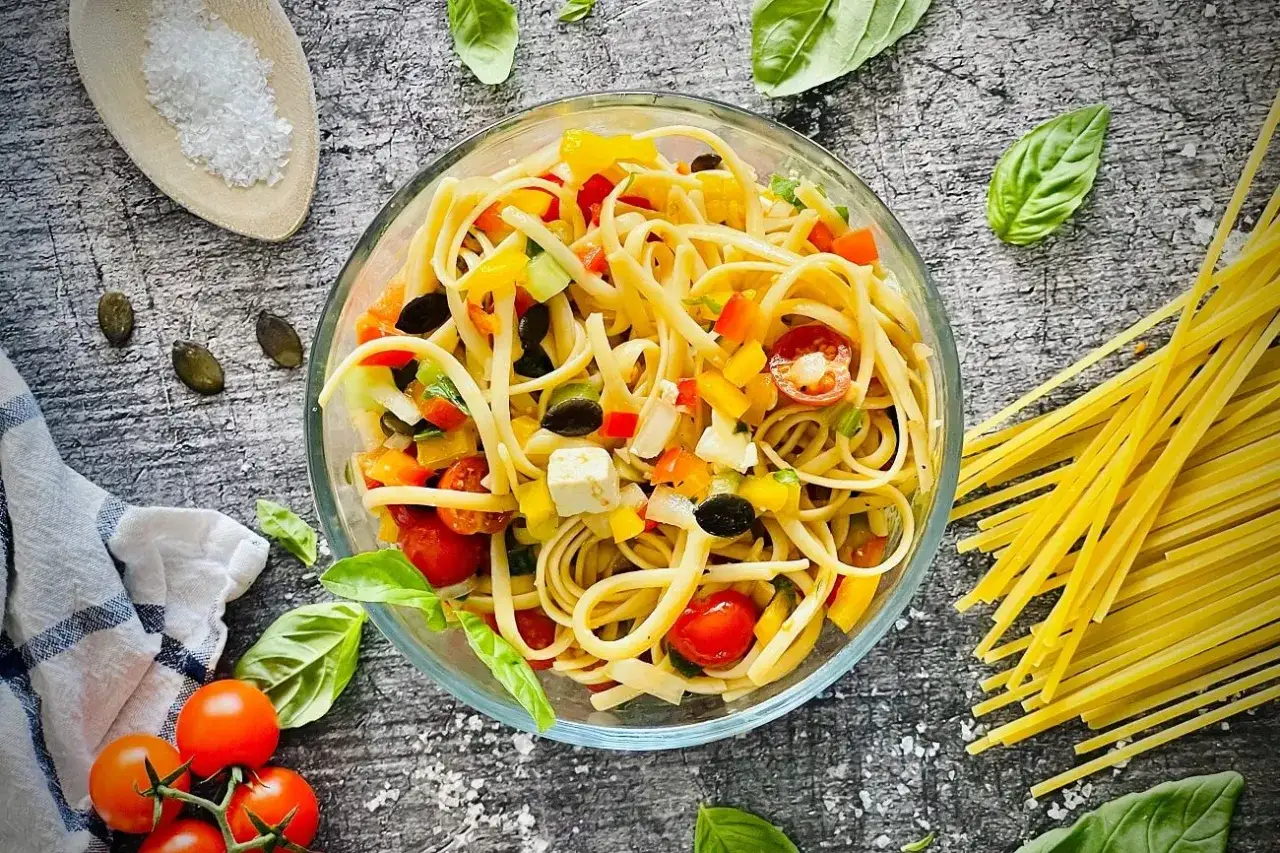 Frischer Spaghetti Salat mit bunten Paprika-, Tomaten- und Gurkenw&uuml;rfeln, Oliven und Feta. Ein leichter Genuss!