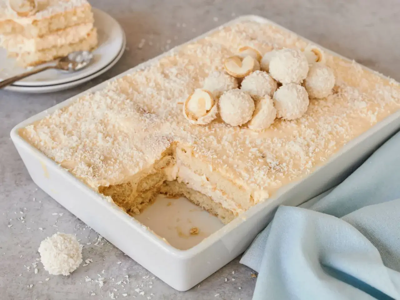 Raffaello Tiramisu: Ein cremiges Dessert mit Kokosraspeln und wei&szlig;en Kugeln, das an Raffaello-Pralinen erinnert.