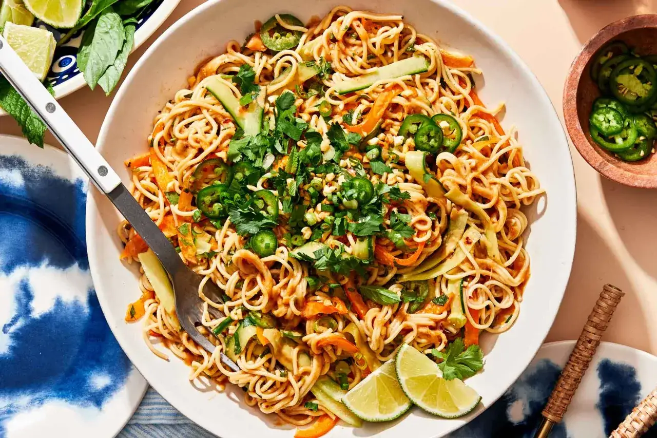 Würzig-frischer Glasnudel Salat mit Gurke, Karotte, Chili und Koriander. Perfekt für heiße Tage!