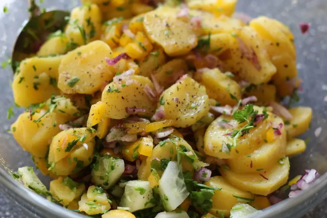 Kartoffelsalat mit Gurken, Zwiebeln und Kr&auml;utern. Perfekt f&uuml;r die Frage: was koche ich heute?