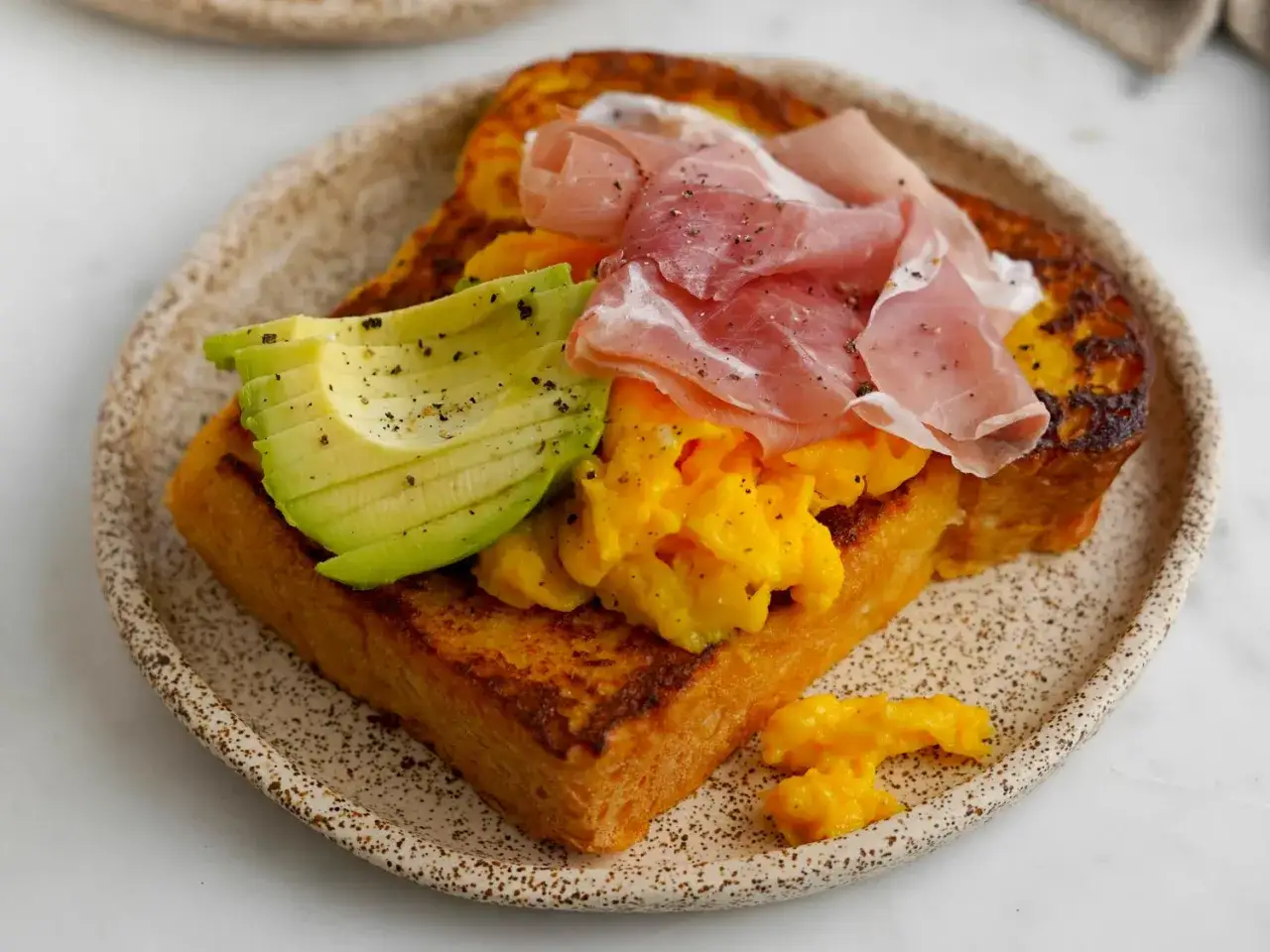 Herzhaftes French Toast mit R&uuml;hrei, Avocado und Schinken. Ein k&ouml;stliches Fr&uuml;hst&uuml;ck oder Brunch.