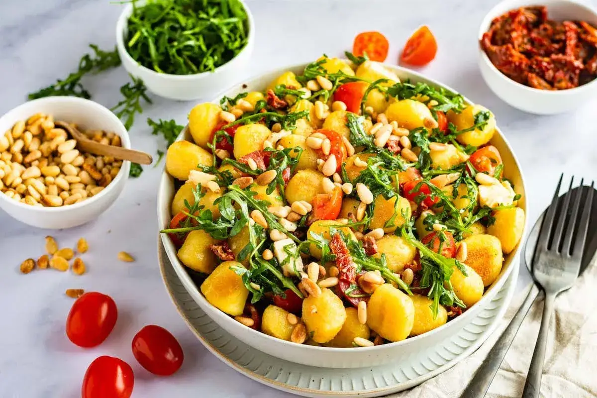Ein k&ouml;stlicher Gnocchi-Salat mit Kirschtomaten, Rucola und Pinienkernen. Perfekt f&uuml;r einen leichten Genuss.