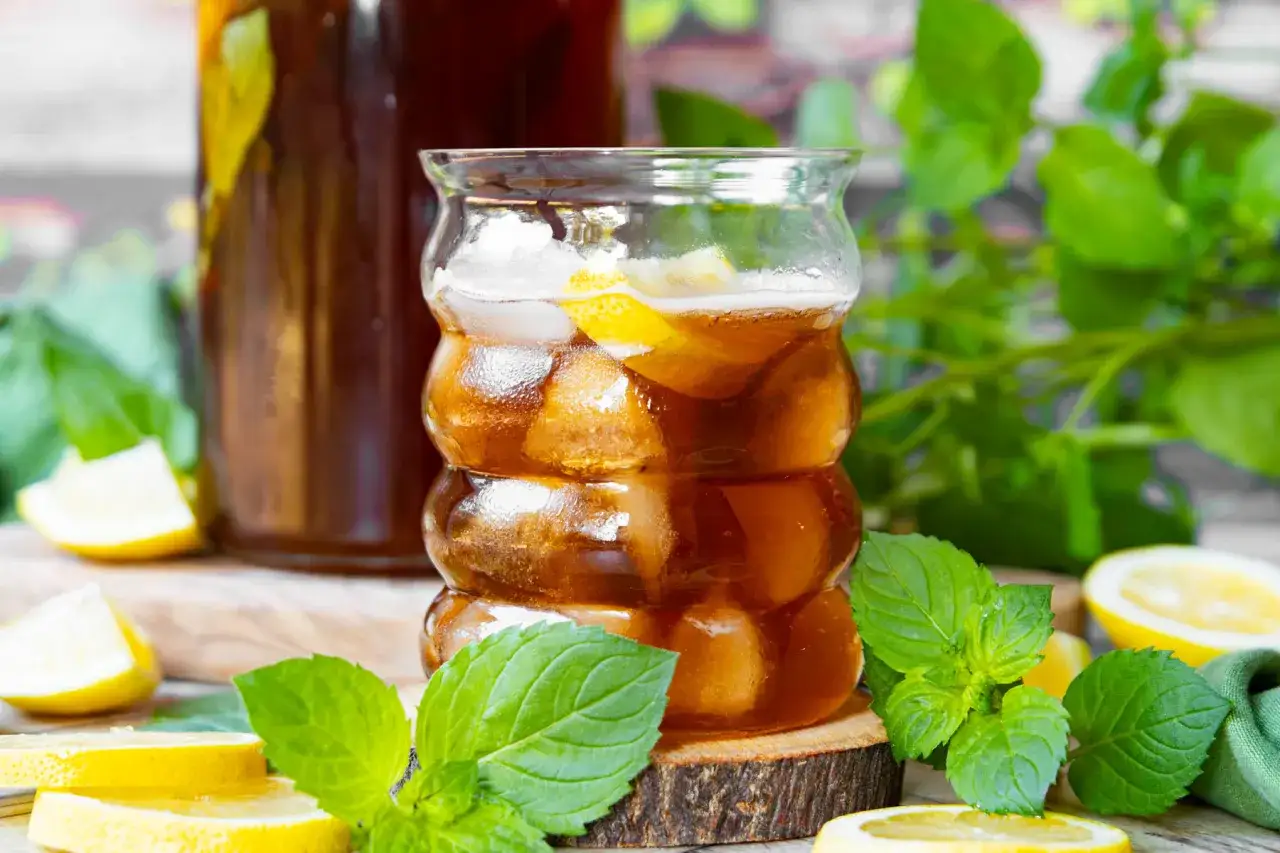 Erfrischender Eistee mit Zitrone und Minze, perfekt f&uuml;r ein Sommer-Bachwasser-Rezept.