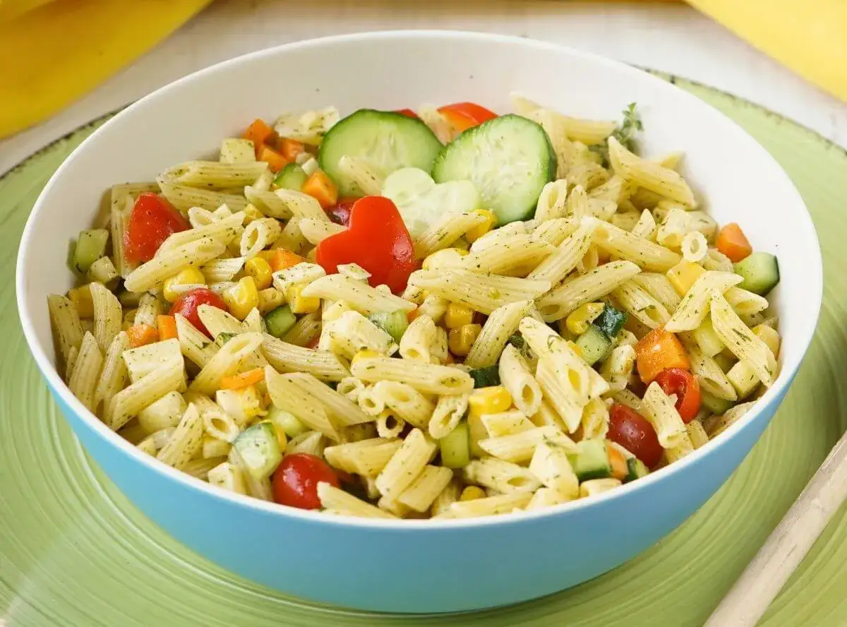Bunter Nudelsalat mit Penne, Mais, Gurken und Tomaten, liebevoll garniert mit Paprikaherzen – perfekt für Kinder!