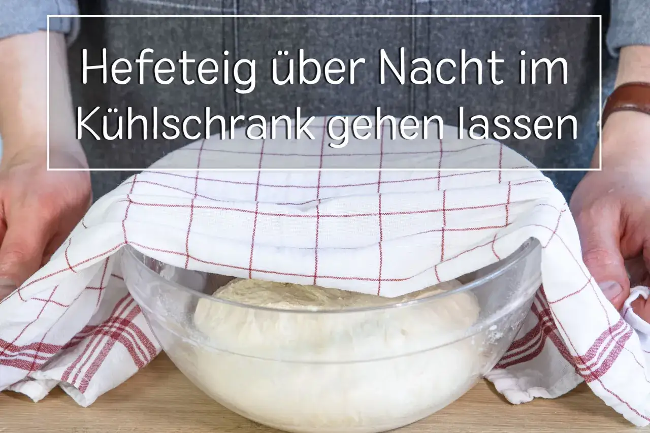 Hefeteig über Nacht im Kühlschrank gehen lassen für perfektes Backen am Morgen.