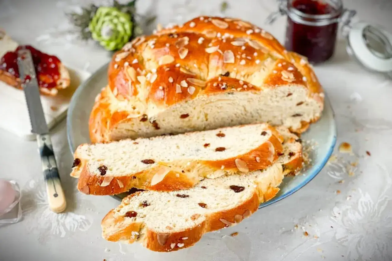 Ein frisch gebackenes Osterbrot mit Rosinen und Mandelsplittern, perfekt f&uuml;r ein Osterfr&uuml;hst&uuml;ck. Dieses Osterbrot Rezept ist ein Genuss!