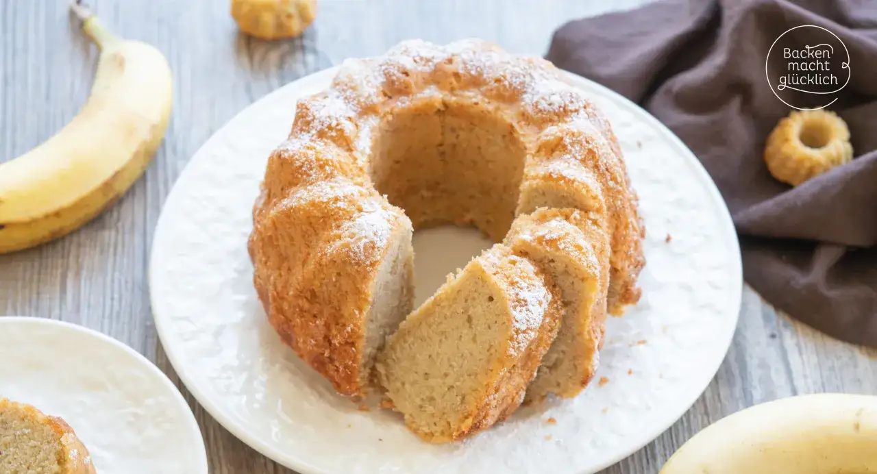 Saftiger Bananenkuchen, best&auml;ubt mit Puderzucker. Perfekt f&uuml;r leckere Bananen Rezepte.