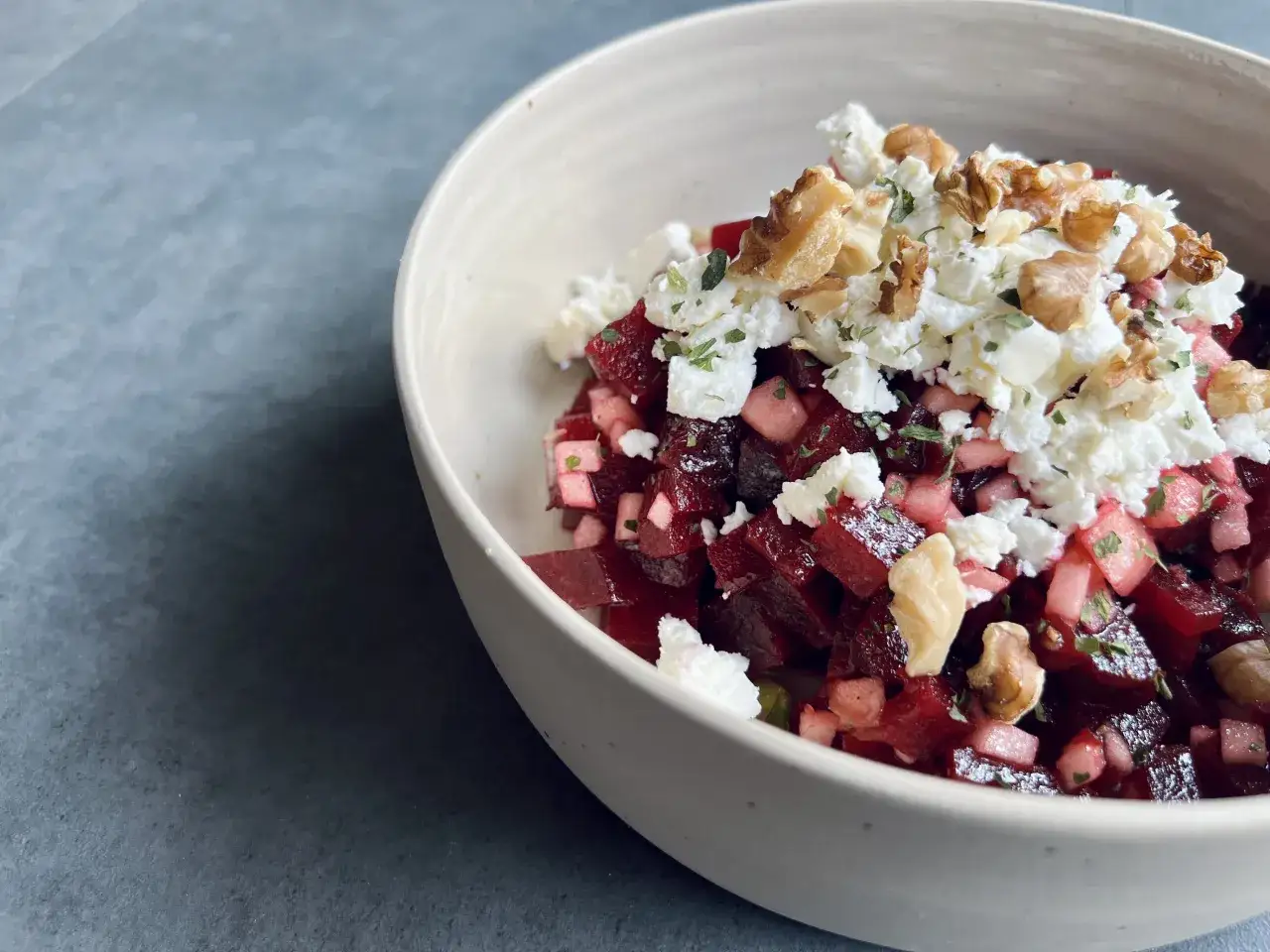 Sch&uuml;ssel mit Rote Bete Salat, garniert mit Feta und Waln&uuml;ssen. Ein k&ouml;stlicher und gesunder Rote Bete Salat.