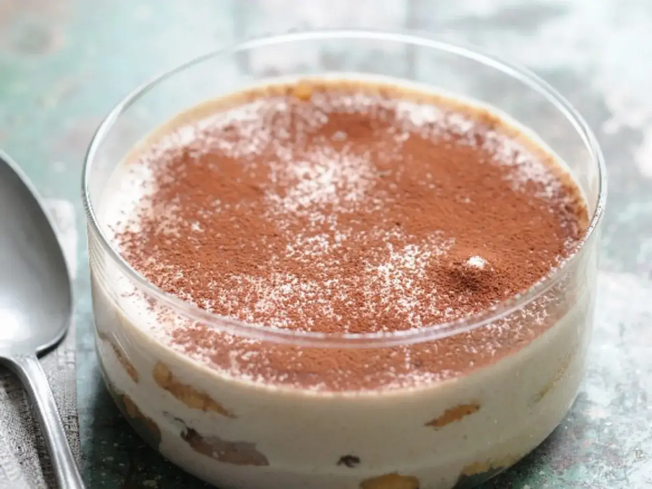 Ein cremiges Tiramisu im Glas, best&auml;ubt mit Kakao. Perfekt f&uuml;r ein einfaches Tiramisu Rezept.