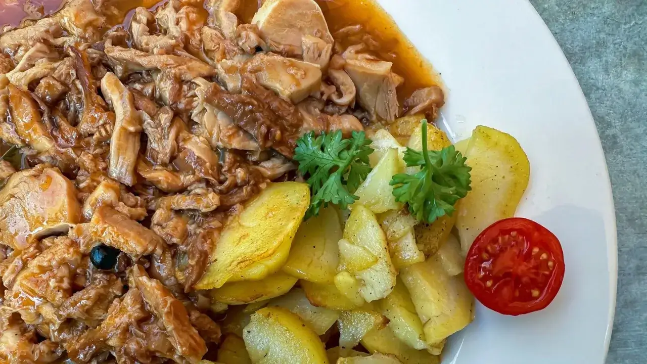Herzhaftes Gericht mit Kutteln, Kartoffeln und Tomate. Kutteln, was ist das? Eine deftige Spezialit&auml;t!