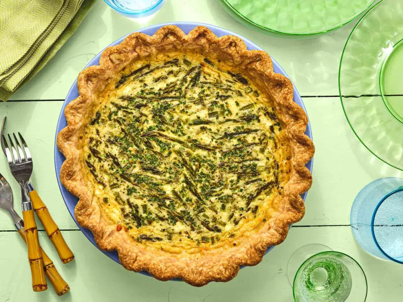 Eine köstliche Spargel Quiche mit knusprigem Teigrand, garniert mit frischen Kräutern, bereit zum Genießen.